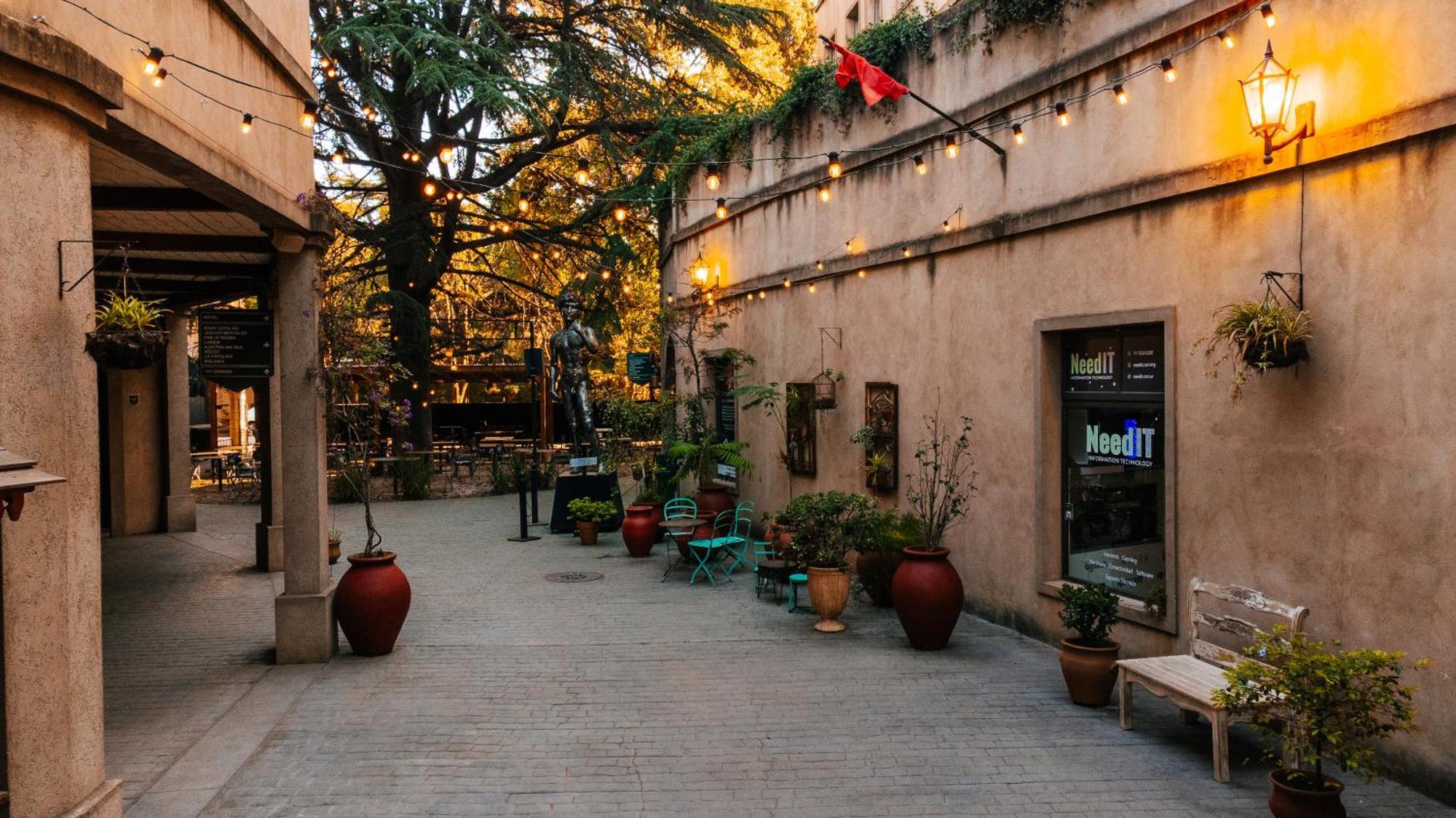 Plaza Canning 4*